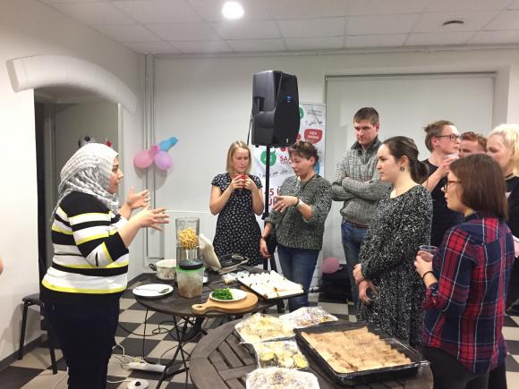 Alaa õpetab külalistele hummuse ning baba ganoush'i valmistamist